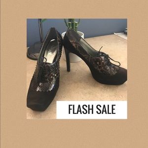 🦈🦈Brown heels by Carlos Santana🦈